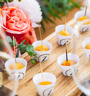 Una bandeja de madera con comida.