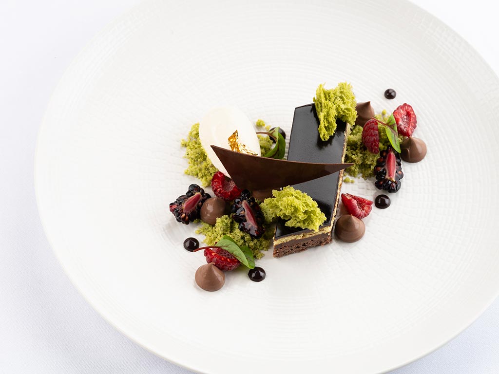 Un plato blanco con postre encima.